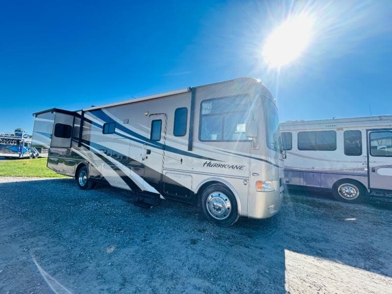 2011 Thor Motor Coach 2011 Thor Motor Coach Hurricane - thumbnail 2