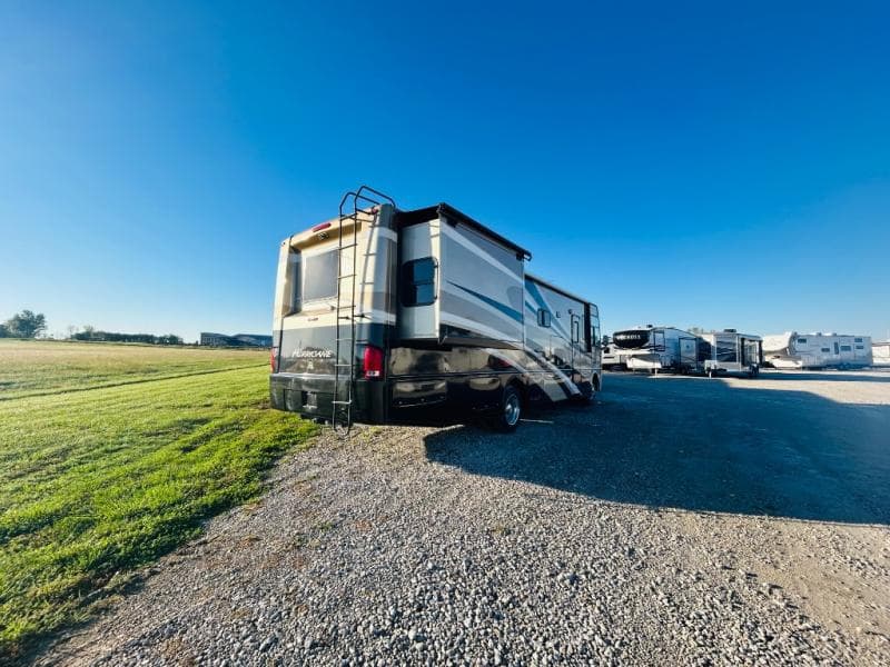 2011 Thor Motor Coach 2011 Thor Motor Coach Hurricane - thumbnail 3