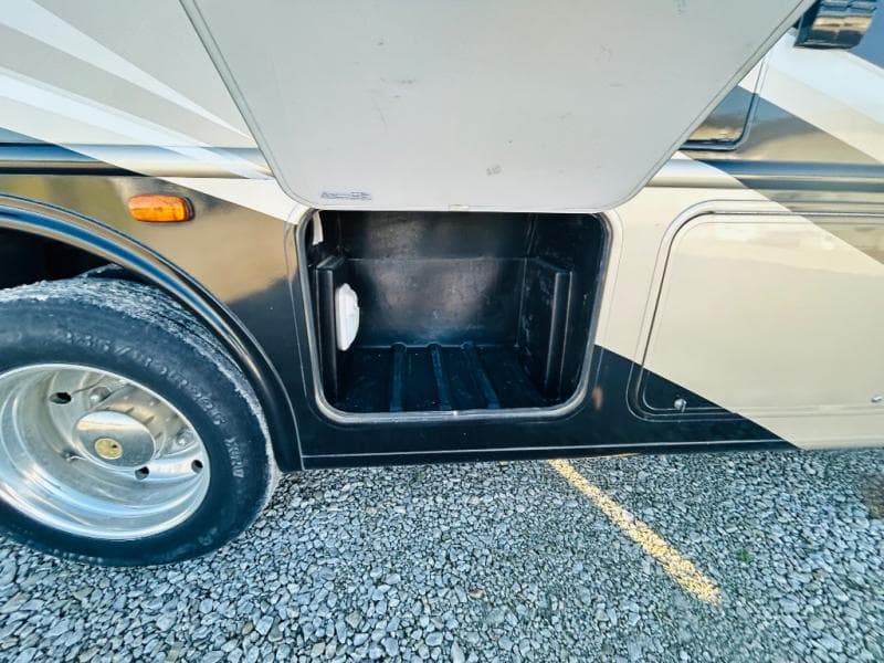 2011 Thor Motor Coach 2011 Thor Motor Coach Hurricane - thumbnail 8