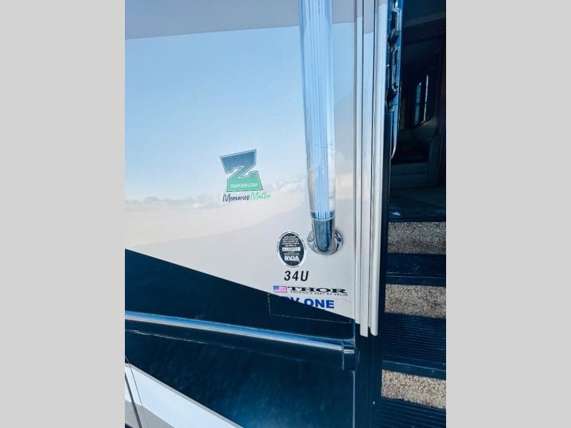 2011 Thor Motor Coach 2011 Thor Motor Coach Hurricane - thumbnail 12