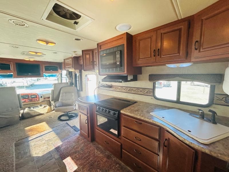 2011 Thor Motor Coach 2011 Thor Motor Coach Hurricane - thumbnail 17