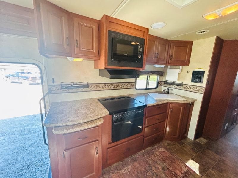 2011 Thor Motor Coach 2011 Thor Motor Coach Hurricane - thumbnail 18