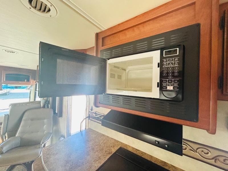 2011 Thor Motor Coach 2011 Thor Motor Coach Hurricane - thumbnail 20