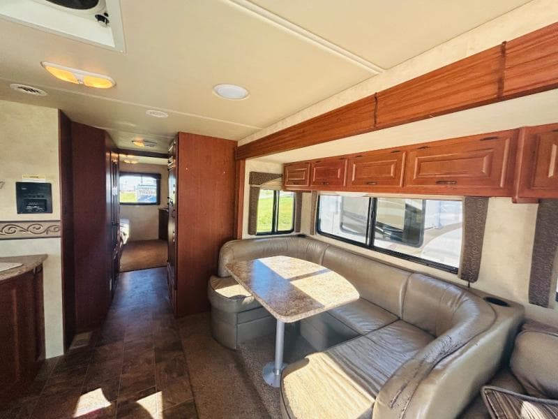 2011 Thor Motor Coach 2011 Thor Motor Coach Hurricane - thumbnail 26