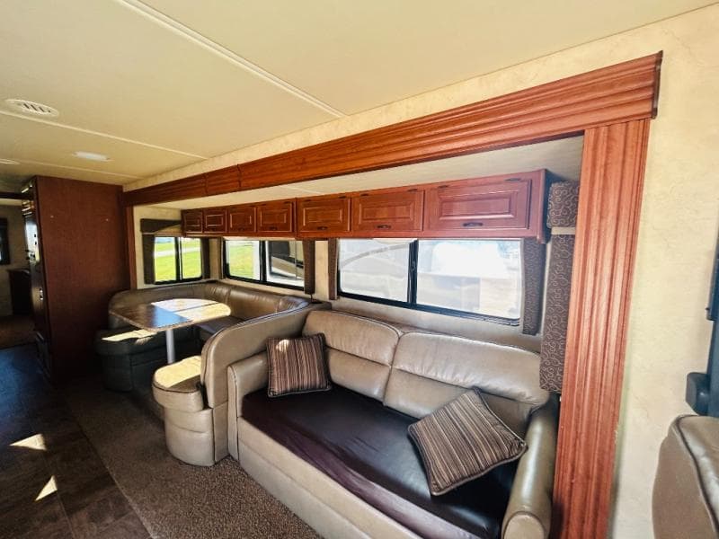 2011 Thor Motor Coach 2011 Thor Motor Coach Hurricane - thumbnail 27