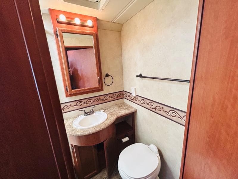 2011 Thor Motor Coach 2011 Thor Motor Coach Hurricane - thumbnail 28