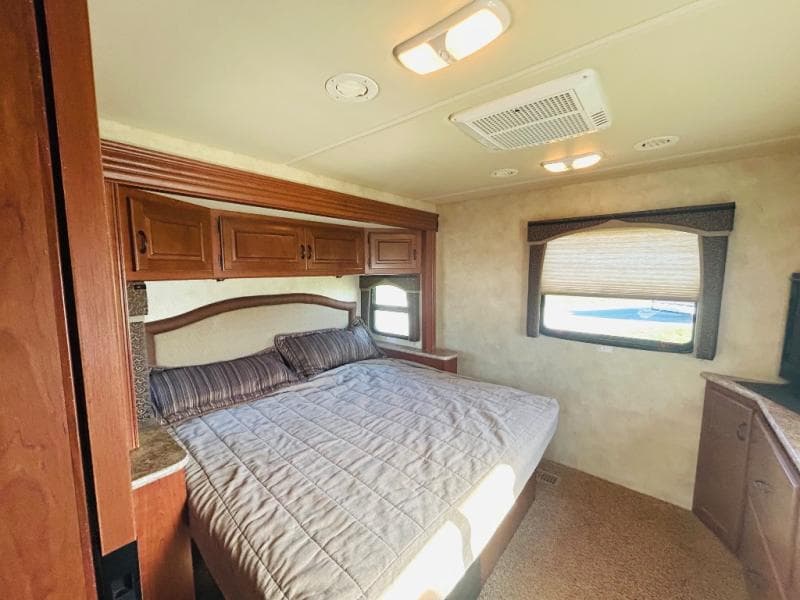 2011 Thor Motor Coach 2011 Thor Motor Coach Hurricane - thumbnail 32