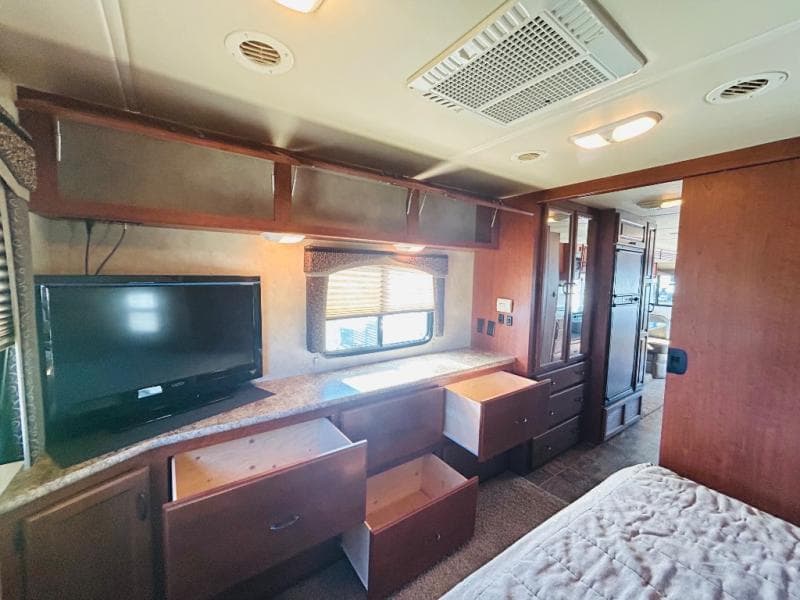 2011 Thor Motor Coach 2011 Thor Motor Coach Hurricane - thumbnail 34