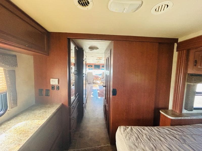 2011 Thor Motor Coach 2011 Thor Motor Coach Hurricane - thumbnail 35