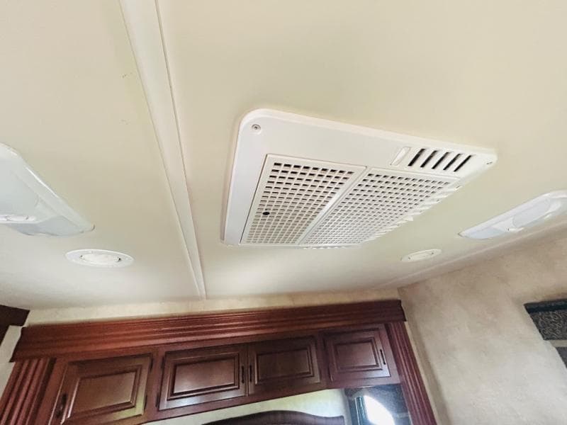 2011 Thor Motor Coach 2011 Thor Motor Coach Hurricane - thumbnail 36