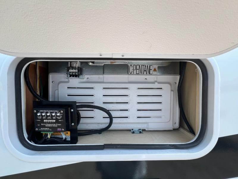 2025 Coachmen 2025 Coachmen Leprechaun - thumbnail 9