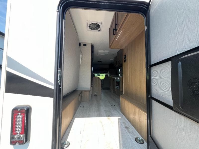 2025 Coachmen 2025 Coachmen Leprechaun - thumbnail 11