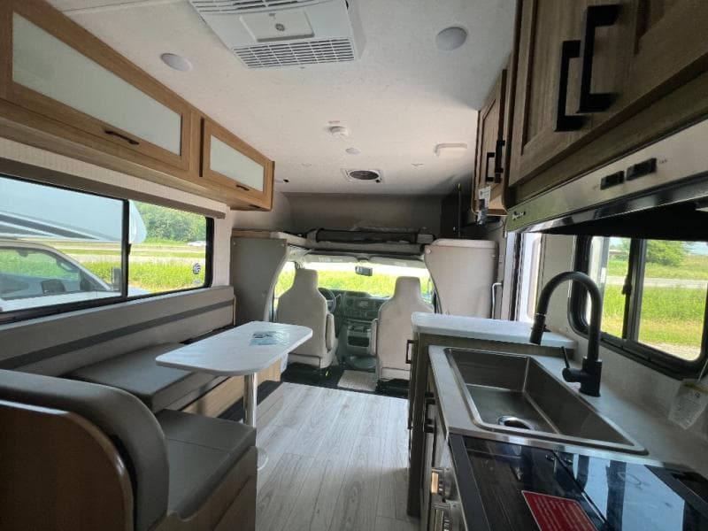 2025 Coachmen 2025 Coachmen Leprechaun - thumbnail 21