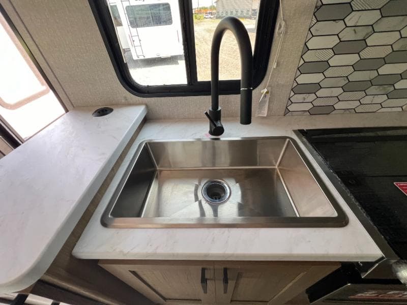 2025 Coachmen 2025 Coachmen Leprechaun - thumbnail 24