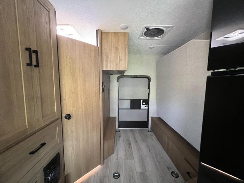 2025 Coachmen 2025 Coachmen Leprechaun - thumbnail 41