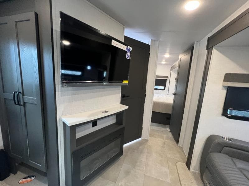 2025 Forest River 2025 Forest River Rockwood Ultra Lite - thumbnail 27