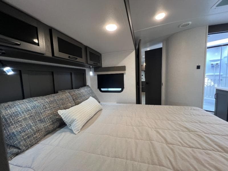 2025 Forest River 2025 Forest River Rockwood Ultra Lite - thumbnail 29