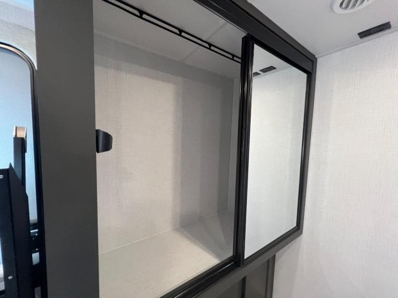 2025 Forest River 2025 Forest River Rockwood Ultra Lite - thumbnail 30