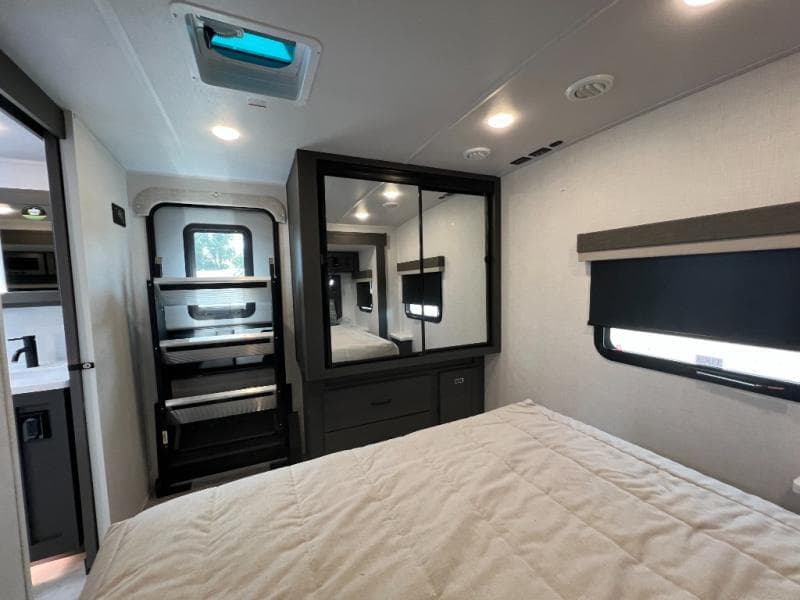 2025 Forest River 2025 Forest River Rockwood Ultra Lite - thumbnail 31