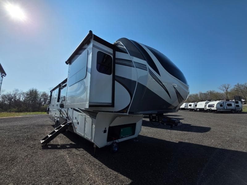 2022 Grand Design 2022 Grand Design Solitude - thumbnail 3