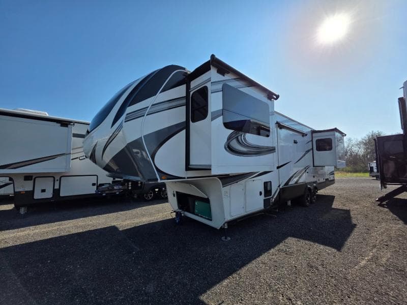 2022 Grand Design 2022 Grand Design Solitude - thumbnail 5