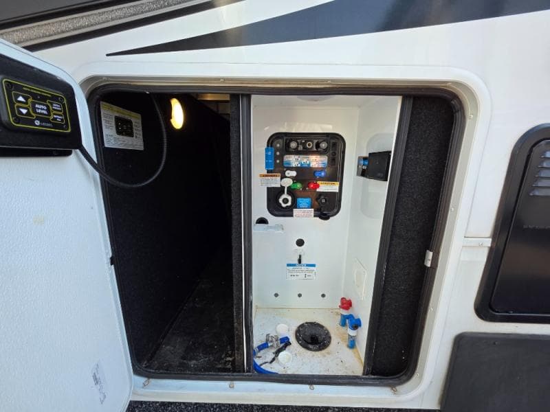 2022 Grand Design 2022 Grand Design Solitude - thumbnail 10