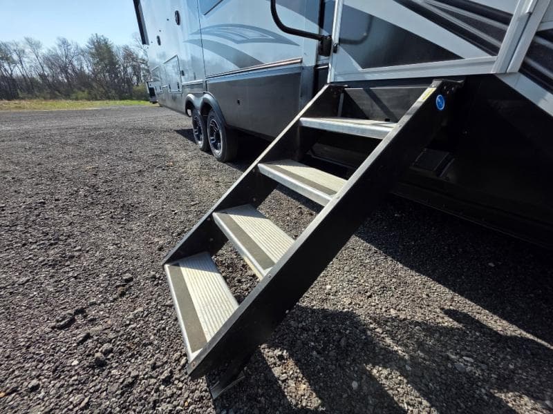 2022 Grand Design 2022 Grand Design Solitude - thumbnail 22