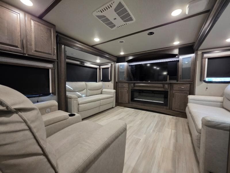 2022 Grand Design 2022 Grand Design Solitude - thumbnail 24