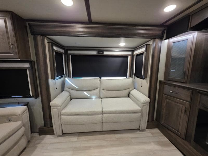2022 Grand Design 2022 Grand Design Solitude - thumbnail 25