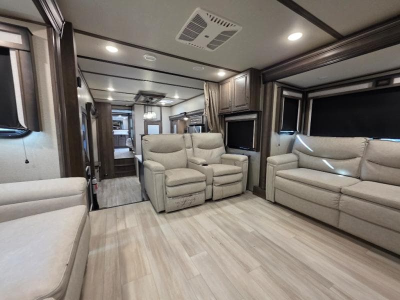 2022 Grand Design 2022 Grand Design Solitude - thumbnail 26