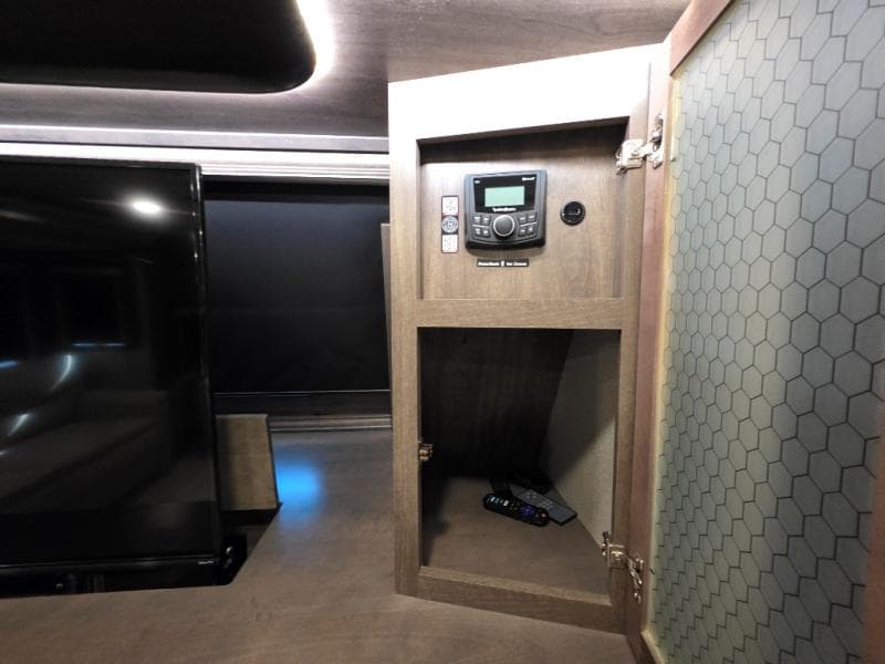 2022 Grand Design 2022 Grand Design Solitude - thumbnail 30