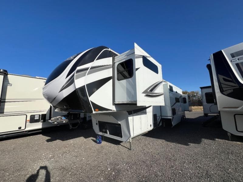 2023 Grand Design 2023 Grand Design Solitude - thumbnail 4