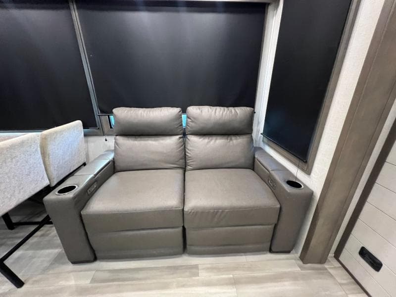 2023 Grand Design 2023 Grand Design Solitude - thumbnail 16