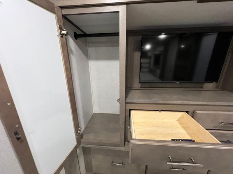 2023 Grand Design 2023 Grand Design Solitude - thumbnail 39