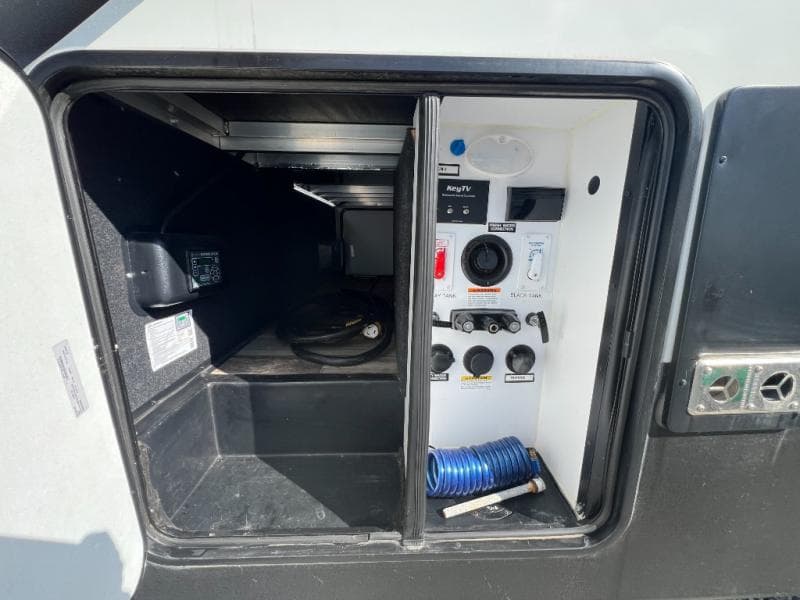 2022 Dutchmen 2022 Dutchmen Voltage - thumbnail 7