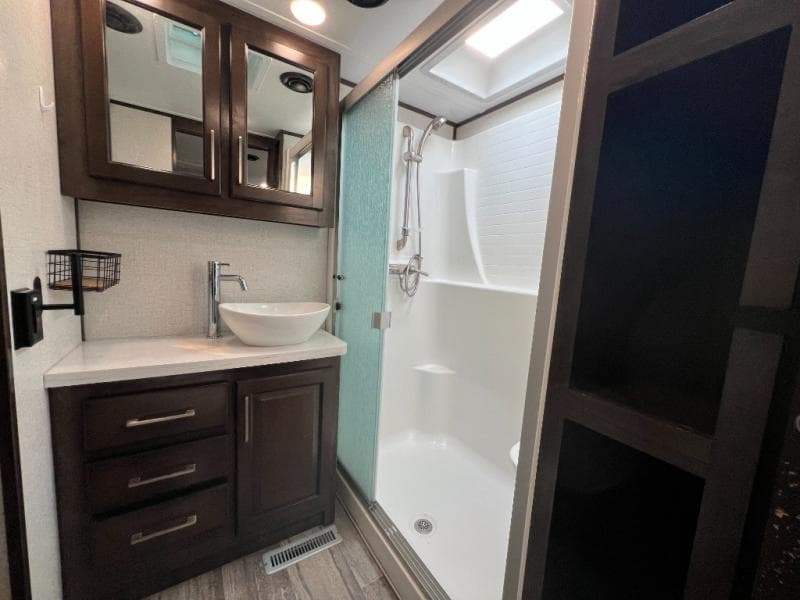 2022 Dutchmen 2022 Dutchmen Voltage - thumbnail 36