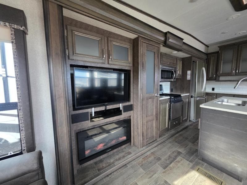 2018 Keystone 2018 Keystone Montana High Country - thumbnail 23