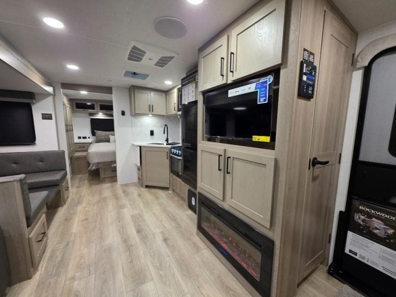 2026 Forest River 2026 Forest River Rockwood Ultra Lite - thumbnail 7