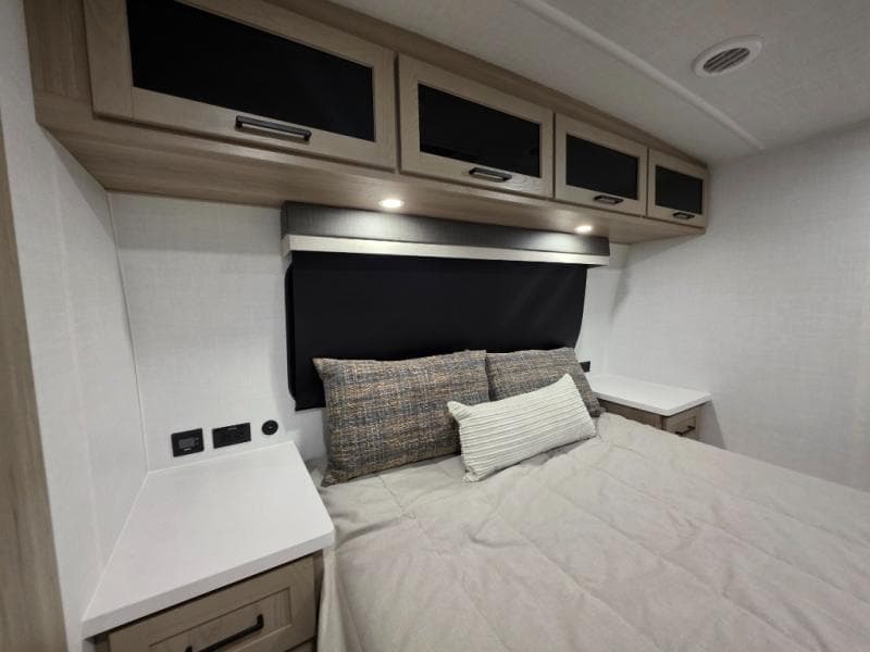 2026 Forest River 2026 Forest River Rockwood Ultra Lite - thumbnail 35