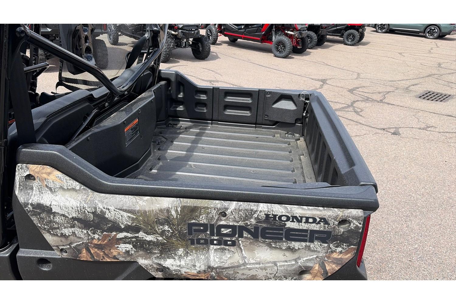 2025 Honda 2025 Honda Pioneer 1000-6 Deluxe Crew - thumbnail 11
