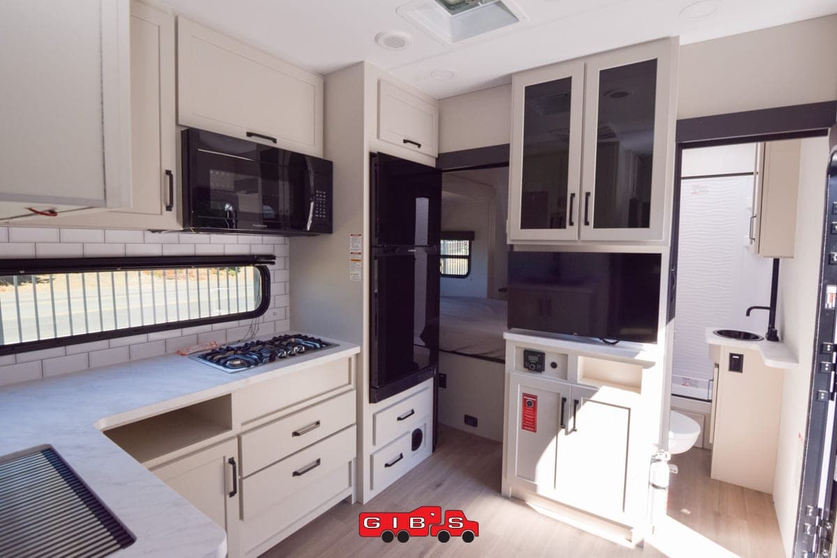 2027 Grand Design 2027 Grand Design Momentum G-Class - thumbnail 9