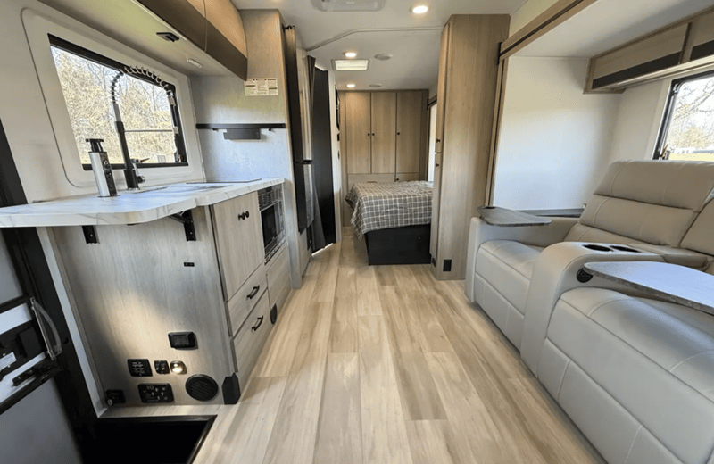 2027 Forest River 2027 Forest River Sunseeker MBS - thumbnail 3