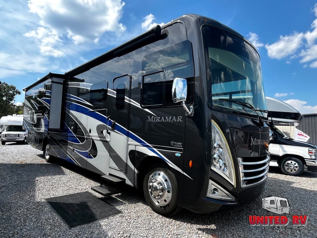 2022 Thor Motor Coach 2022 Thor Motor Coach Miramar - thumbnail 3