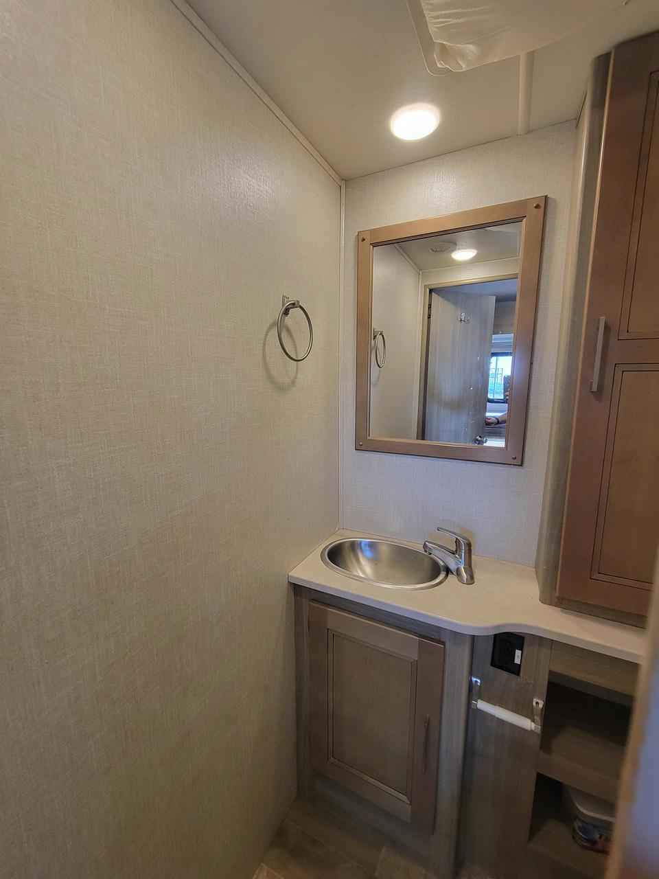 2020 Coachmen 2020 Coachmen Mirada - thumbnail 24