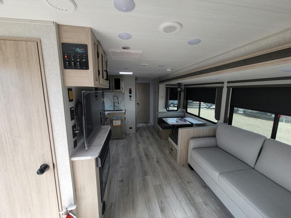 2024 East To West 2024 East To West ALTA - thumbnail 5