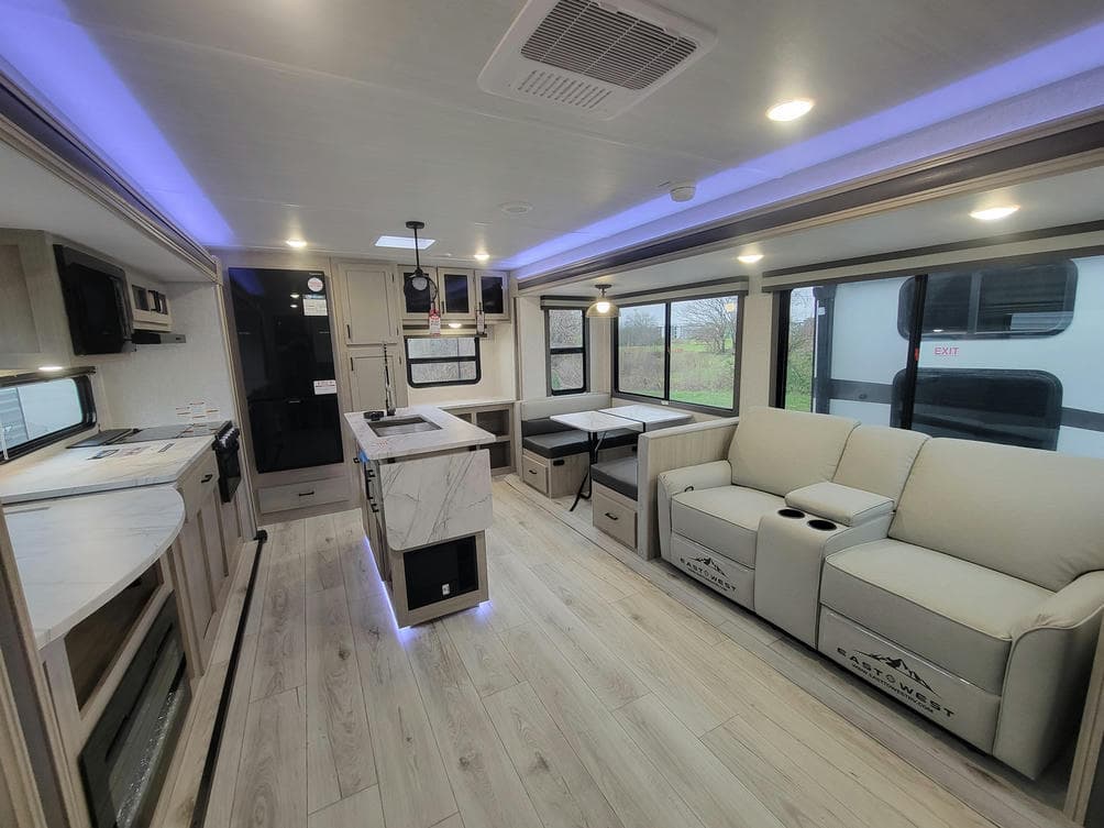 2025 East To West 2025 East To West ALTA - thumbnail 3