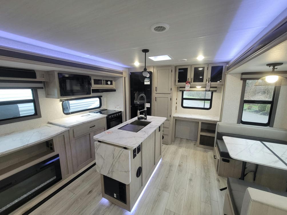 2025 East To West 2025 East To West ALTA - thumbnail 4