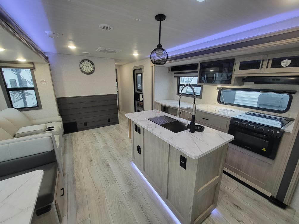 2025 East To West 2025 East To West ALTA - thumbnail 5