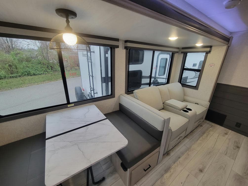 2025 East To West 2025 East To West ALTA - thumbnail 7