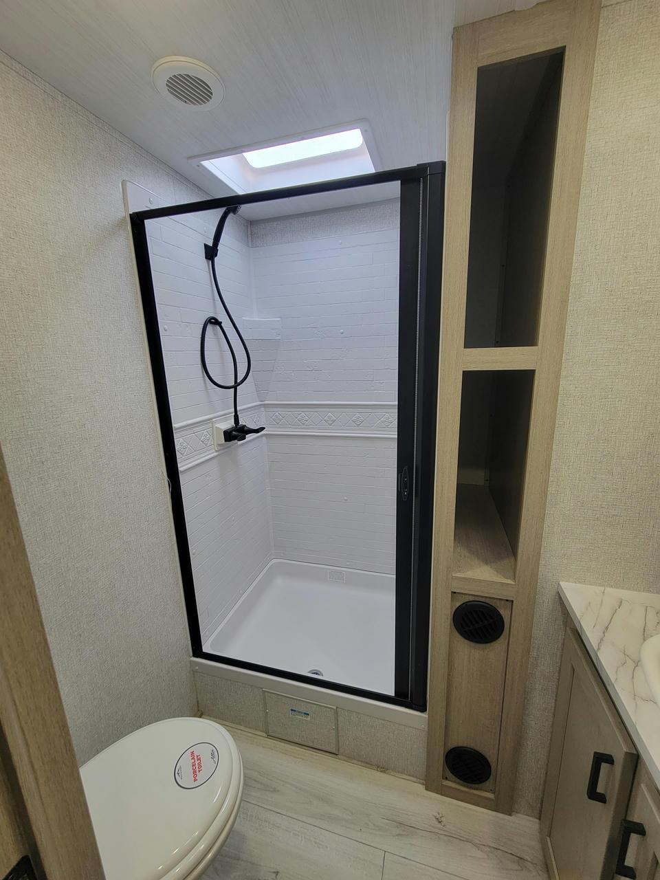 2025 East To West 2025 East To West ALTA - thumbnail 9